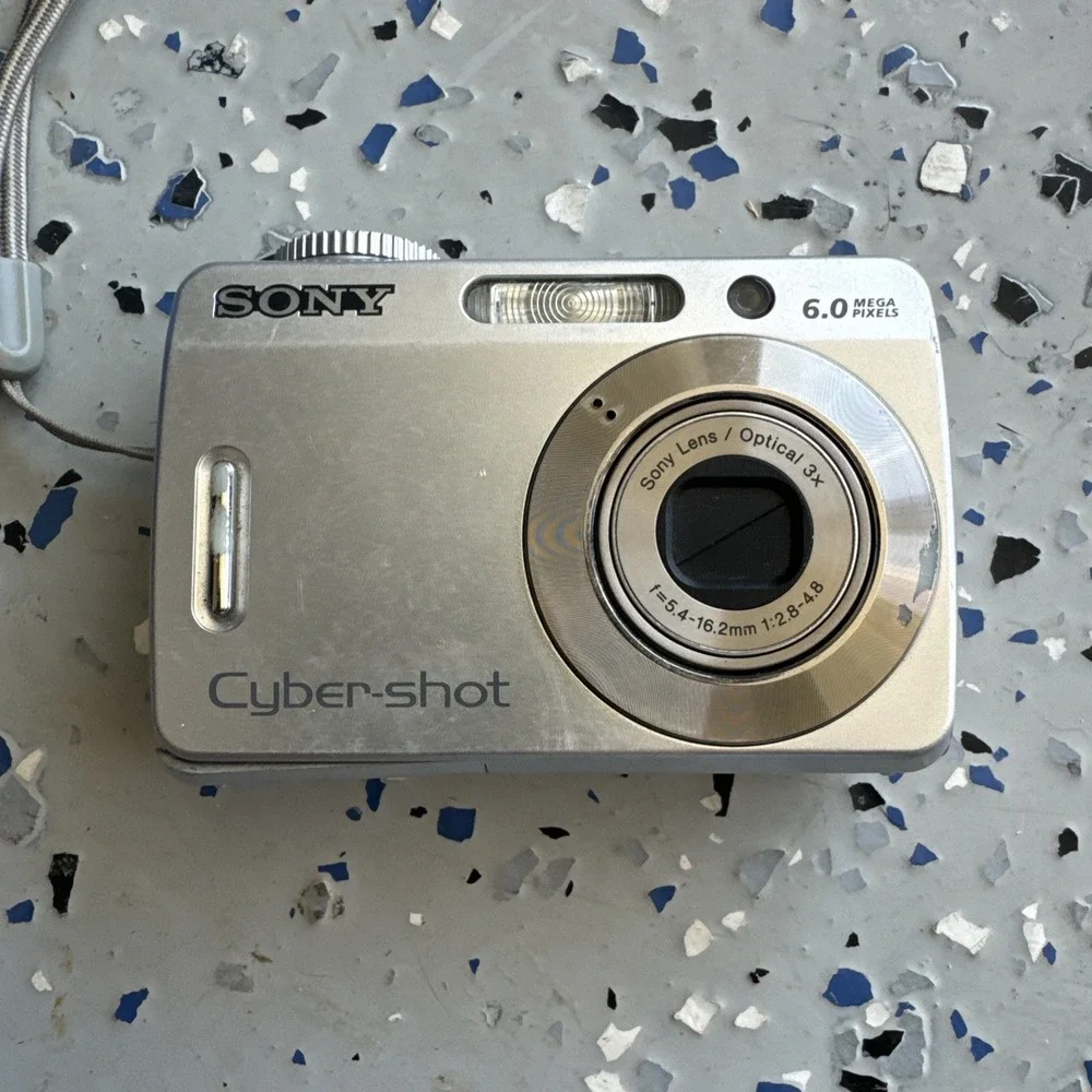 Sony Cyber-shot DSC-S500 6.0MP Digital‎ Camera Parts Only Does Not Turn On